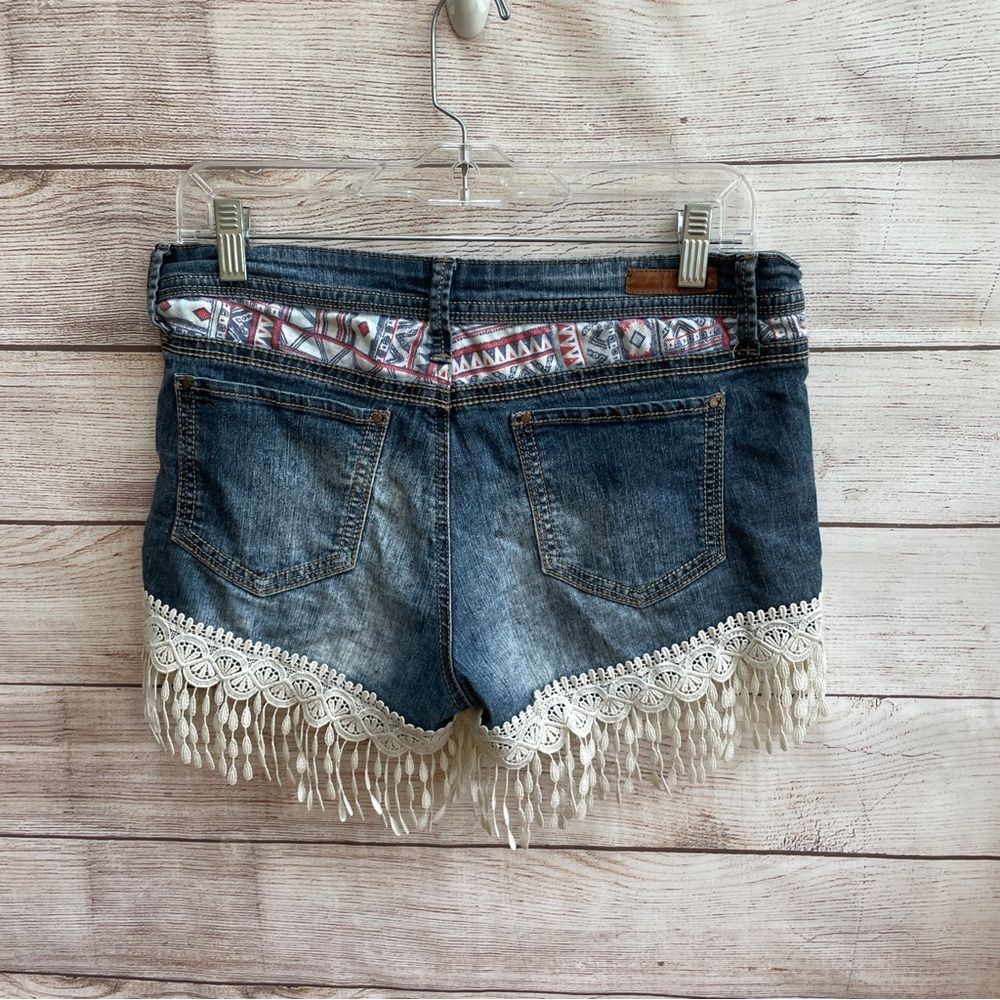 LEI ASHLEY LOW‎ RISE JEAN SHORTS WITH CROCHET FRINGE - Picture 3 of 4